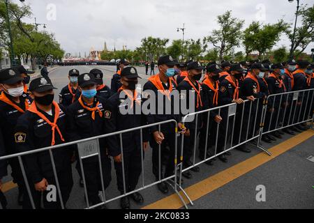 Des policiers portant un foulard orange se tiennent devant le Grand Palais lors d'un rassemblement pro-démocratique à Bangkok sur les champs de Sanam Luang à 20 septembre 2020, à Bangkok, en Thaïlande. Des manifestants pro-démocratie descendent dans les rues près du Grand Palais de Bangkok, appelant le Premier ministre à descendre. (Photo de Vachira Vachira/NurPhoto) Banque D'Images