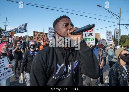 Jae Bass, un organisateur de l'organisation activiste Detroit Breathe (DWB) dirige la marche avec des chants. La DWB a organisé une marche à Warren, Michigan, sur 19 septembre 2020 pour montrer son soutien et sa solidarité avec la famille Hall. La famille Hall a récemment été victime d'attaques racistes ciblées, notamment des armes à feu lancées à leur domicile et des véhicules vandalisés par des messages racistes. Des centaines de Black Lives comptent des manifestants confrontés à Pro-Trump/Blue Lives contre les manifestants de manière essentiellement pacifique, avec des mots échangés par les deux parties. Une marche à travers les quartiers de Warren Banque D'Images