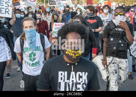L'organisateur Tristan Taylor et l'organisation activiste Detroit Breathe ont organisé une marche à Warren, Michigan sur 19 septembre 2020 pour montrer leur soutien et leur solidarité avec la famille Hall. La famille Hall a récemment été victime d'attaques racistes ciblées, notamment des armes à feu lancées à leur domicile et des véhicules vandalisés par des messages racistes. Des centaines de Black Lives comptent des manifestants confrontés à Pro-Trump/Blue Lives contre les manifestants de manière essentiellement pacifique, avec des mots échangés par les deux parties. Une marche à travers les quartiers de Warren a ensuite eu lieu là où les manifestants ont vu les deux Banque D'Images