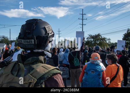 Un ancien combattant américain rejoint l'organisation activiste Detroit Breathe qui a organisé une marche à Warren, Michigan sur 19 septembre 2020 pour montrer son soutien et sa solidarité avec la famille Hall. La famille Hall a récemment été victime d'attaques racistes ciblées, notamment des armes à feu lancées à leur domicile et des véhicules vandalisés par des messages racistes. Des centaines de Black Lives comptent des manifestants confrontés à Pro-Trump/Blue Lives contre les manifestants de manière essentiellement pacifique, avec des mots échangés par les deux parties. Une marche à travers les quartiers de Warren a ensuite procédé où les manifestants ont vu les deux suppo Banque D'Images