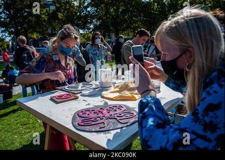 Les activistes XR font des sérigraphies avec le logo XR, pendant le camp de la rébellion d'extinction situé au Museumplein, à Amsterdam, sur 19 septembre 2020. (Photo par Romy Arroyo Fernandez/NurPhoto) Banque D'Images