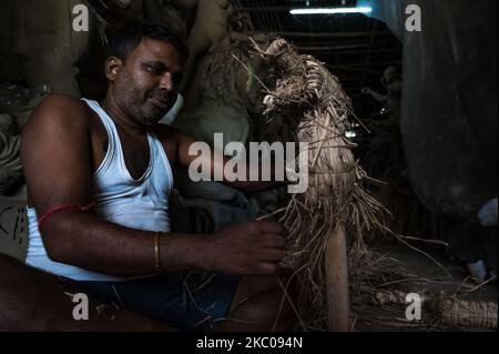 L'épidémie de coronavirus touche le plus grand festival de Bengalis Durga Puja. Une petite communauté de potiers vivait à Tehatta, en Inde, sur 20 septembre 2020. Comme chaque année, cette année aussi, ils ont prévu de faire Durga idol, ces préparations commencent à partir de la fin du mois de mars chaque année. Cette année, ils ont reçu beaucoup moins de commandes ou de réservations en raison de la pandémie COVID-19. De la fabrication de Durga Idol, ils gagnent presque toute l'année. (Photo de Soumyabrata Roy/NurPhoto) Banque D'Images