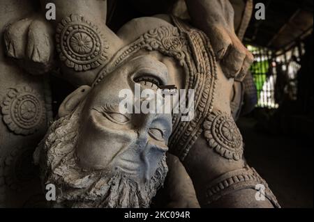 L'épidémie de coronavirus touche le plus grand festival de Bengalis Durga Puja. Une petite communauté de potiers vivait à Tehatta, en Inde, sur 20 septembre 2020. Comme chaque année, cette année aussi, ils ont prévu de faire Durga idol, ces préparations commencent à partir de la fin du mois de mars chaque année. Cette année, ils ont reçu beaucoup moins de commandes ou de réservations en raison de la pandémie COVID-19. De la fabrication de Durga Idol, ils gagnent presque toute l'année. (Photo de Soumyabrata Roy/NurPhoto) Banque D'Images