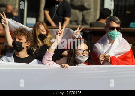 Les gens assistent à un rassemblement de solidarité avec les manifestations biélorusses à Kiev, en Ukraine, le 20 septembre 2020. Les Biélorusses qui vivent en Ukraine, et les militants ukrainiens qui les soutiennent se sont réunis pour leur rassemblement en faveur des manifestations d’opposition en Biélorussie contre les résultats des élections présidentielles. (Photo par STR/NurPhoto) Banque D'Images