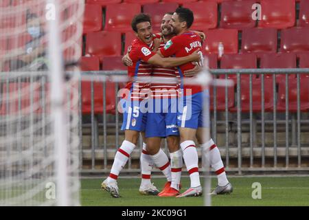 Roberto Soldado de GranadaCF célèbre avec ses coéquipiers le premier but du match lors du match de la Liga entre Grenade CF et Deportivo Alaves au stade Nuevo Los Carmenes sur 20 septembre 2020 à Grenade, Espagne. (Photo par Álex Cámara/NurPhoto) Banque D'Images