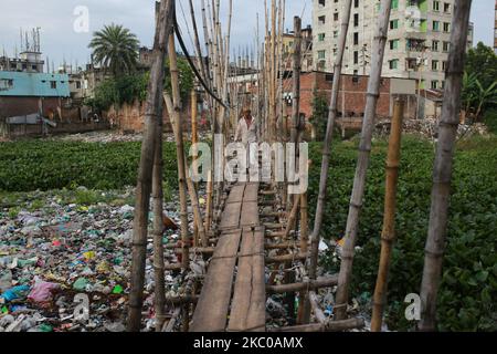 Un homme marche sur un pont en bambou à Keraniganj près de Dhaka, au Bangladesh, sur 21 septembre 2020. (Photo de Rehman Asad/NurPhoto) Banque D'Images