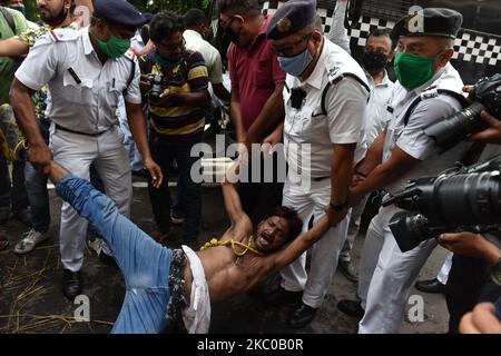 Un manifestant a été traîné par le personnel de police pendant une agitation par le congrès de la jeunesse en face de Raj Bhavan, à Kolkata, en Inde, sur 21 septembre 2020. (Photo de Sukhomoy Sen/NurPhoto) Banque D'Images