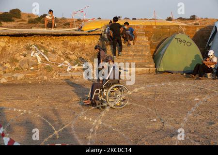 La zone de quarantaine Covid-19 avec des clôtures en barbelés pour les cas de coronavirus positifs dans le nouveau camp de réfugiés de Kara Tepe - Mavrovouni ancienne zone militaire, champ de tir de l'armée hellénique, près de la ville de Mytilène dans l'île de Lesbos en Grèce. Le nouveau camp temporaire a été créé après l'incendie de 9 septembre 2020, lorsque l'un des plus grands camps de réfugiés d'Europe, Moria (centre d'accueil et d'enregistrement), a été brûlé. Tous les résidents, les demandeurs d'asile à l'intérieur du camp ont été testés pour le virus Covid et ceux qui sont positifs vivent dans deux zones de quarantaine désignées. Jusqu'à maintenant Banque D'Images