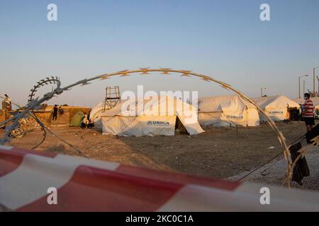 La zone de quarantaine Covid-19 avec des clôtures en barbelés pour les cas de coronavirus positifs dans le nouveau camp de réfugiés de Kara Tepe - Mavrovouni ancienne zone militaire, champ de tir de l'armée hellénique, près de la ville de Mytilène dans l'île de Lesbos en Grèce. Le nouveau camp temporaire a été créé après l'incendie de 9 septembre 2020, lorsque l'un des plus grands camps de réfugiés d'Europe, Moria (centre d'accueil et d'enregistrement), a été brûlé. Tous les résidents, les demandeurs d'asile à l'intérieur du camp ont été testés pour le virus Covid et ceux qui sont positifs vivent dans deux zones de quarantaine désignées. Jusqu'à maintenant Banque D'Images