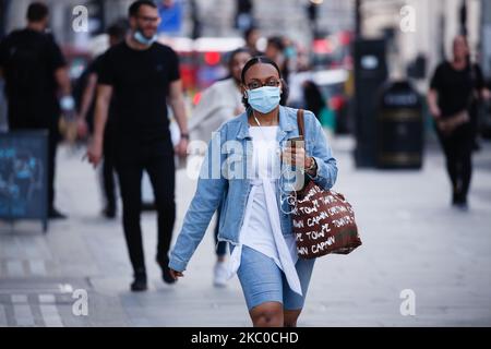 Une femme portant un masque de visage marche le long de Regent Street à Londres, en Angleterre, sur 22 septembre 2020. Cet après-midi, le Premier ministre britannique Boris Johnson a annoncé une série de nouvelles restrictions concernant le coronavirus, qui s'appliqueraient probablement à l'ensemble de l'Angleterre pour une durée de six mois, y compris l'obligation pour les pubs et les restaurants de fermer à 10pm h et pour le personnel de vente au détail de porter des masques de protection. Un retour au travail à domicile, dans la mesure du possible, est également encouragé. Les nouvelles mesures sont prises dans le contexte de la crainte d'une « deuxième vague » de décès dus au covid-19, provoquée par une augmentation du nombre de personnes ayant été séropositives ces dernières semaines. (Photo de David Cliff/NurPho Banque D'Images