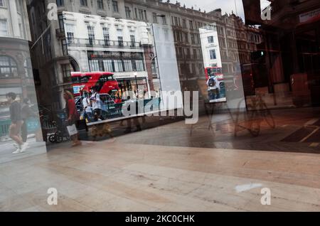 Les acheteurs, certains portant des masques faciaux, se promo devant une unité de vente au détail libre, anciennement une succursale du détaillant de vêtements J.Crew, sur Regent Street à Londres, en Angleterre, sur 22 septembre 2020. Cet après-midi, le Premier ministre britannique Boris Johnson a annoncé une série de nouvelles restrictions concernant le coronavirus, qui s'appliqueraient probablement à l'ensemble de l'Angleterre pour une durée de six mois, y compris l'obligation pour les pubs et les restaurants de fermer à 10pm h et pour le personnel de vente au détail de porter des masques de protection. Un retour au travail à domicile, dans la mesure du possible, est également encouragé. Les nouvelles mesures sont prises dans un contexte de peur d'une « deuxième vague » de décès dus à la covid-19 provoquée par une augmentation du nombre Banque D'Images