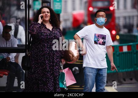 Un homme portant un masque facial attend à un arrêt de bus sur Regent Street à Londres, en Angleterre, sur 22 septembre 2020. Cet après-midi, le Premier ministre britannique Boris Johnson a annoncé une série de nouvelles restrictions concernant le coronavirus, qui s'appliqueraient probablement à l'ensemble de l'Angleterre pour une durée de six mois, y compris l'obligation pour les pubs et les restaurants de fermer à 10pm h et pour le personnel de vente au détail de porter des masques de protection. Un retour au travail à domicile, dans la mesure du possible, est également encouragé. Les nouvelles mesures sont prises dans le contexte de la crainte d'une « deuxième vague » de décès dus au covid-19, provoquée par une augmentation du nombre de personnes ayant été séropositives ces dernières semaines. (Photo de David CLI Banque D'Images