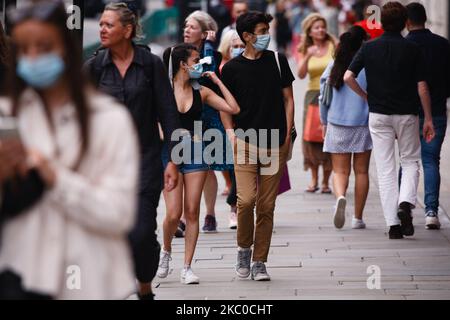 Les amateurs de shopping, dont certains portent des masques, se prominent le long de Regent Street à Londres, en Angleterre, sur 22 septembre 2020. Cet après-midi, le Premier ministre britannique Boris Johnson a annoncé une série de nouvelles restrictions concernant le coronavirus, qui s'appliqueraient probablement à l'ensemble de l'Angleterre pour une durée de six mois, y compris l'obligation pour les pubs et les restaurants de fermer à 10pm h et pour le personnel de vente au détail de porter des masques de protection. Un retour au travail à domicile, dans la mesure du possible, est également encouragé. Les nouvelles mesures sont prises dans le contexte de la crainte d'une « deuxième vague » de décès dus au covid-19, provoquée par une augmentation du nombre de personnes ayant été séropositives ces dernières semaines. (Photo de David Cliff/ Banque D'Images