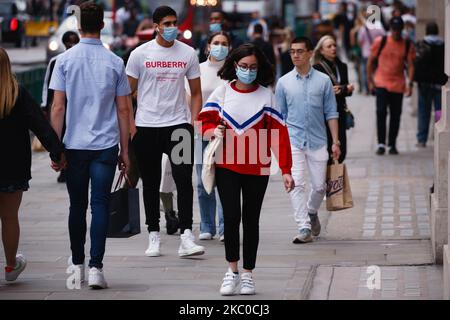 Les amateurs de shopping, dont certains portent des masques, se prominent le long de Regent Street à Londres, en Angleterre, sur 22 septembre 2020. Cet après-midi, le Premier ministre britannique Boris Johnson a annoncé une série de nouvelles restrictions concernant le coronavirus, qui s'appliqueraient probablement à l'ensemble de l'Angleterre pour une durée de six mois, y compris l'obligation pour les pubs et les restaurants de fermer à 10pm h et pour le personnel de vente au détail de porter des masques de protection. Un retour au travail à domicile, dans la mesure du possible, est également encouragé. Les nouvelles mesures sont prises dans le contexte de la crainte d'une « deuxième vague » de décès dus au covid-19, provoquée par une augmentation du nombre de personnes ayant été séropositives ces dernières semaines. (Photo de David Cliff/ Banque D'Images