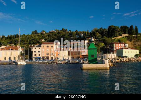 Un petit phare vert sur le front de mer de la ville médiévale historique de Piran sur la côte de Slovénie Banque D'Images