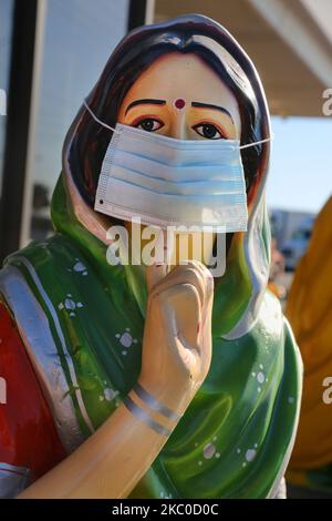 Un masque facial est visible sur la statue d'une femme punjabi à l'extérieur d'un restaurant indien lors de la nouvelle pandémie du coronavirus (COVID-19) à Mississauga, Ontario, Canada, on 22 septembre 2020. Les cas ont continué de monter en flèche en Ontario, car les autorités sanitaires provinciales ont enregistré 478 nouveaux cas de virus aujourd'hui, en hausse par rapport aux 425 cas signalés il y a un jour. C'est le troisième jour que plus de 400 nouveaux cas ont été enregistrés à mesure que de nouvelles infections continuent d'augmenter à Toronto, à Peel et à Ottawa. (Photo de Creative Touch Imaging Ltd./NurPhoto) Banque D'Images