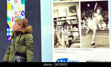 Glasgow, Écosse, Royaume-Uni 4th novembre 2022. Getty She met en avant le tennis féminin dans la ville, alors que la coupe Billie Jean King apparaît aux émirats locaux pour célébrer le tennis féminin apparu sur la rue Argyle dans le centre-ville, à la suite du bemusiement des acheteurs dans la zone commerçante en panne. Crédit Gerard Ferry/Alay Live News Banque D'Images