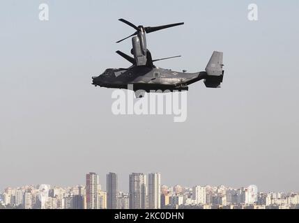 Les avions à rotor inclinable CV-22B des forces aériennes des États-Unis Osprey sont vus dans le ciel au-dessus de la ville de Kiev, Ukraine 23 septembre, 2020. Le CV-22B des forces aériennes des États-Unis Osprey a survolé la capitale ukrainienne lors d'exercices aériens conjoints menés par les forces militaires ukrainiennes et américaines, comme l'ont signalé les médias locaux. (Photo par STR/NurPhoto) Banque D'Images