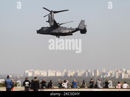 Les avions à rotor inclinable CV-22B des forces aériennes des États-Unis Osprey sont vus dans le ciel au-dessus de la ville de Kiev, Ukraine 23 septembre, 2020. Le CV-22B des forces aériennes des États-Unis Osprey a survolé la capitale ukrainienne lors d'exercices aériens conjoints menés par les forces militaires ukrainiennes et américaines, comme l'ont signalé les médias locaux. (Photo par STR/NurPhoto) Banque D'Images