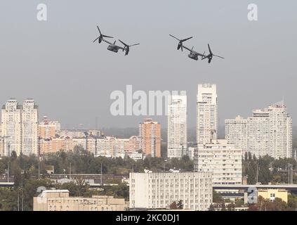 Les avions à rotor inclinable CV-22B des forces aériennes des États-Unis Osprey sont vus dans le ciel au-dessus de la ville de Kiev, Ukraine 23 septembre, 2020. Le CV-22B des forces aériennes des États-Unis Osprey a survolé la capitale ukrainienne lors d'exercices aériens conjoints menés par les forces militaires ukrainiennes et américaines, comme l'ont signalé les médias locaux. (Photo par STR/NurPhoto) Banque D'Images