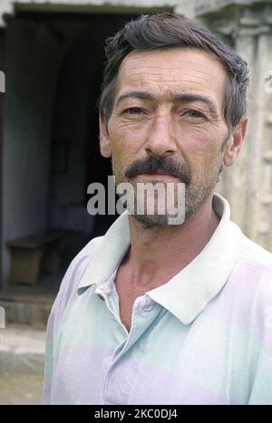 Portrait de l'homme dans le comté de Hunedoara, Roumanie, environ 2001. Banque D'Images