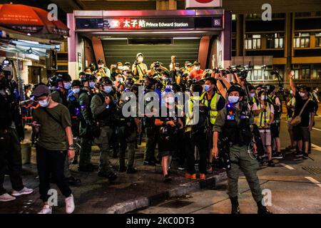 Des journalistes se sont embués de la police lors des manifestations de rue à Mongkok, Hong Kong, le 31st août 2020 (photo de Tommy Walker/NurPhoto) Banque D'Images