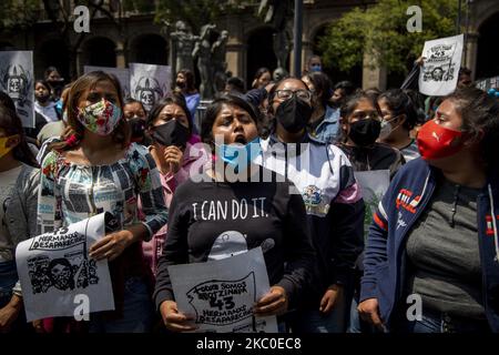 Les parents des 43 élèves d'Ayotzinapa, ainsi que les élèves de l'école normale rurale Isidro Burgos de Guerrero, ont commencé des manifestations à Mexico, au Mexique, sur 23 septembre 2020, où ils exigent que les autorités recherchent les jeunes et punissent les responsables de la disparition. (Photo de Jair Cabrera/NurPhoto) Banque D'Images