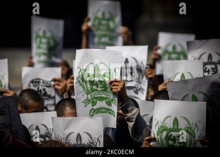 Les parents des 43 élèves d'Ayotzinapa, ainsi que les élèves de l'école normale rurale Isidro Burgos de Guerrero, ont commencé des manifestations à Mexico, au Mexique, sur 23 septembre 2020, où ils exigent que les autorités recherchent les jeunes et punissent les responsables de la disparition. (Photo de Jair Cabrera/NurPhoto) Banque D'Images