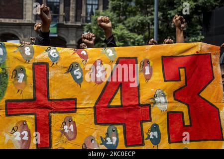 Les parents des 43 élèves d'Ayotzinapa, ainsi que les élèves de l'école normale rurale Isidro Burgos de Guerrero, ont commencé des manifestations à Mexico, au Mexique, sur 23 septembre 2020, où ils exigent que les autorités recherchent les jeunes et punissent les responsables de la disparition. (Photo de Jair Cabrera/NurPhoto) Banque D'Images