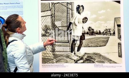 Glasgow, Écosse, Royaume-Uni 4th novembre 2022. Getty She met en avant le tennis féminin dans la ville, alors que la coupe Billie Jean King apparaît aux émirats locaux pour célébrer le tennis féminin apparu sur la rue Argyle dans le centre-ville, à la suite du bemusiement des acheteurs dans la zone commerçante en panne. Crédit Gerard Ferry/Alay Live News Banque D'Images