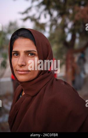 Portrait d'une jeune femme en attendant la nourriture. Des femmes de tous âges, de petits enfants, des filles, des adultes et des personnes âgées, sont vues dans la file d'attente demandant et exigeant de la nourriture des policiers. Ces demandeurs d'asile refusent d'entrer et de vivre dans le nouveau camp en espérant qu'ils seront transférés dans un autre pays européen, la plupart d'entre eux étant d'Afghanistan, Ils restent en bord de route dans des camps de fortune entre le nouveau camp de réfugiés de Kara Tepe ou Mavrovouni construit par l'armée grecque avec des tentes du HCR et la ville de Mytilène ( Mitilini ) avec des milliers de réfugiés et de migrants après l'incendie du point d'accès de Moria, à Septe Banque D'Images