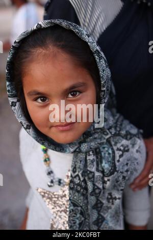 Portrait d'une fille en attendant la nourriture. Des femmes de tous âges, de petits enfants, des filles, des adultes et des personnes âgées, sont vues dans la file d'attente demandant et exigeant de la nourriture des policiers. Ces demandeurs d'asile refusent d'entrer et de vivre dans le nouveau camp en espérant qu'ils seront transférés dans un autre pays européen, la plupart d'entre eux étant d'Afghanistan, Ils restent en bord de route dans des camps de fortune entre le nouveau camp de réfugiés de Kara Tepe ou Mavrovouni construit par l'armée grecque avec des tentes du HCR et la ville de Mytilène ( Mitilini ) avec des milliers de réfugiés et de migrants après l'incendie du hotspot de Moria, le septembre Banque D'Images