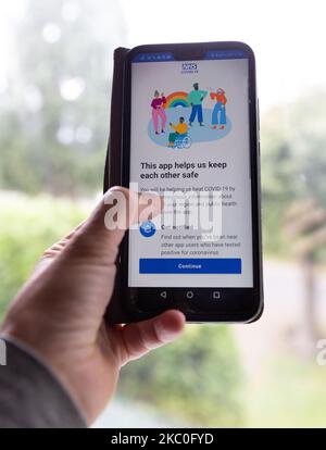 À titre d'illustration, une femme possède un téléphone mobile avec l'application de suivi et de traçage Covid-19 ouverte tandis que le NHS lance une nouvelle application en Angleterre et au pays de Galles - Londres, Angleterre, 24 septembre 2020. Les utilisateurs d'Android et d'iPhone de la nouvelle application ont déjà signalé des problèmes. (Photo par Dominika Zarzycka/NurPhoto) Banque D'Images