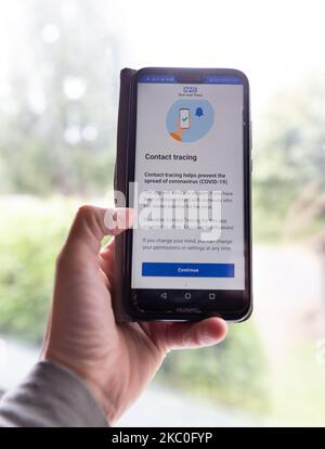 À titre d'illustration, une femme possède un téléphone mobile avec l'application de suivi et de traçage Covid-19 ouverte tandis que le NHS lance une nouvelle application en Angleterre et au pays de Galles - Londres, Angleterre, 24 septembre 2020. Les utilisateurs d'Android et d'iPhone de la nouvelle application ont déjà signalé des problèmes. (Photo par Dominika Zarzycka/NurPhoto) Banque D'Images