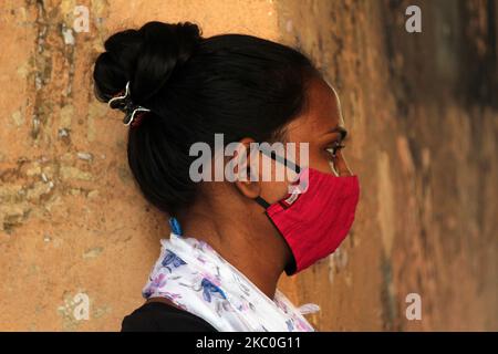 Une femme attendant les résultats après avoir donné un échantillon d'écouvillon pour le test rapide d'antigène Covid-19 (RAT), dans un kiosque installé à la station de métro Shadipur, sur 24 septembre 2020 à New Delhi. Selon le ministère de la Santé de l'Union, la charge de travail de Covid-19 en Inde a dépassé 56 lakh avec 83 347 infections signalées en une journée, tandis que plus de 45 lakh se sont remis de la maladie. (Photo de Mayank Makhija/NurPhoto) Banque D'Images