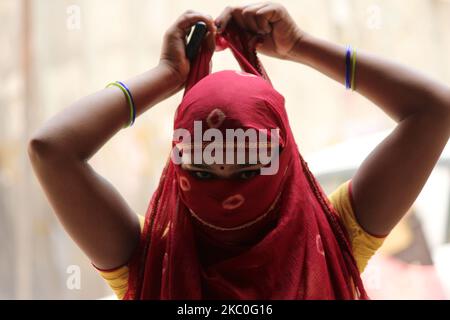 Une femme attendant les résultats après avoir donné un échantillon d'écouvillon pour le test rapide d'antigène Covid-19 (RAT), dans un kiosque installé à la station de métro Shadipur, sur 24 septembre 2020 à New Delhi. Selon le ministère de la Santé de l'Union, la charge de travail de Covid-19 en Inde a dépassé 56 lakh avec 83 347 infections signalées en une journée, tandis que plus de 45 lakh se sont remis de la maladie. (Photo de Mayank Makhija/NurPhoto) Banque D'Images