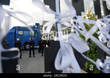 Des policiers se tiennent devant une entrée principale du Parlement lors d'un rassemblement devant le Parlement à Bangkok, appelant à une nouvelle constitution et à un départ du Premier ministre sur 24 septembre 2020 à Bangkok, en Thaïlande. (Photo de Vachira Vachira/NurPhoto) Banque D'Images