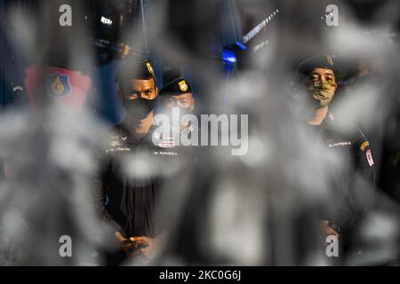 Des policiers se tiennent devant une entrée principale du Parlement lors d'un rassemblement devant le Parlement à Bangkok, appelant à une nouvelle constitution et à un départ du Premier ministre sur 24 septembre 2020 à Bangkok, en Thaïlande. (Photo Adryel Talamantes/NurPhoto) Banque D'Images