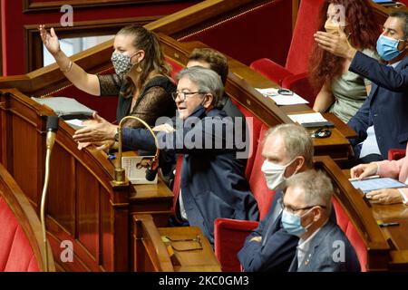 Le groupe de gauche français la France Insoumise (LFI) et son dirigeant Jean-Luc Melenson (C) assistent à une séance de questions au gouvernement lors de l'Assemblée nationale française à Paris, France sur 22 septembre 2020 (photo de Daniel Pier/NurPhoto) Banque D'Images