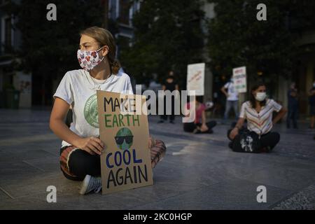 Une fille avec un signe qui dit «Make Earth COOL Again» lors d'une concentration dans le pacifique à la place Plaza del Carmen sur 25 septembre 2020 à Grenade, Espagne. Suite à l'appel de Greta Thunberg pour une grève mondiale des écoles et des « vendredis pour l'avenir », les élèves et les élèves des écoles sont descendus dans la rue pour dénoncer l'inaction des gouvernements face à la crise climatique. Ils dénoncent également le manque d'action contre la crise de l'environnement. Des manifestations ont été prévues dans plus de 3 100 endroits à travers le monde. (Photo de Fermin Rodriguez/NurPhoto) Banque D'Images