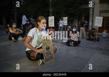 Une fille avec un signe qui dit «Make Earth COOL Again» lors d'une concentration dans le pacifique à la place Plaza del Carmen sur 25 septembre 2020 à Grenade, Espagne. Suite à l'appel de Greta Thunberg pour une grève mondiale des écoles et des « vendredis pour l'avenir », les élèves et les élèves des écoles sont descendus dans la rue pour dénoncer l'inaction des gouvernements face à la crise climatique. Ils dénoncent également le manque d'action contre la crise de l'environnement. Des manifestations ont été prévues dans plus de 3 100 endroits à travers le monde. (Photo de Fermin Rodriguez/NurPhoto) Banque D'Images