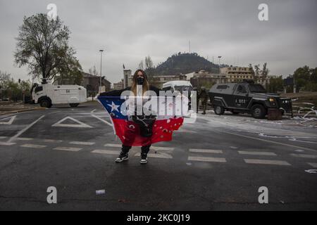 Une personne porte un drapeau chilien, avec des trous et des yeux. En référence aux plus de 400 victimes avec un traumatisme oculaire aux mains de la police anti-émeute de Carabineros de Chili (COP) pendant l'épidémie et la crise sociale qui a suivi qui a commencé en octobre 2019. Au milieu de la manifestation et de la protestation des infirmières à être reconnu comme un professionnel dans le code de la santé. Sur 25 septembre 2020, à Santiago du Chili. (Photo de Claudio Abarca Sandoval/NurPhoto) Banque D'Images