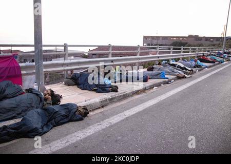 Réfugiés et migrants dormant dans la rue. Tôt le matin avec plus de 10,000 demandeurs d'asile dorment au bord de la route après l'incendie dans le camp de réfugiés de Moria, le centre hotspot pour l'identification et l'enregistrement. Les réfugiés sans abri et les migrants sans abri ni installations telles que les toilettes ou l'eau courante vivent sur la route entre la ville de Mytilène ou Mitlini, la capitale de l'île et Moria, près de Caratepe résultant la route principale de l'île à fermer, Dans des tentes improvisées, puisqu'il n'y avait pas de place pour les accueillir à cette époque, le nouveau camp temporaire de réfugiés de Kara Tepe ou Mavrovouni a été créé. Banque D'Images