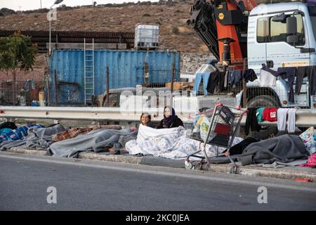 Réfugiés et migrants dormant dans la rue. Tôt le matin avec plus de 10,000 demandeurs d'asile dorment au bord de la route après l'incendie dans le camp de réfugiés de Moria, le centre hotspot pour l'identification et l'enregistrement. Les réfugiés sans abri et les migrants sans abri ni installations telles que les toilettes ou l'eau courante vivent sur la route entre la ville de Mytilène ou Mitlini, la capitale de l'île et Moria, près de Caratepe résultant la route principale de l'île à fermer, Dans des tentes improvisées, puisqu'il n'y avait pas de place pour les accueillir à cette époque, le nouveau camp temporaire de réfugiés de Kara Tepe ou Mavrovouni a été créé. Banque D'Images