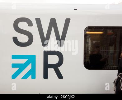 Gros plan sur un chariot et un logo South Western Railway (SWR), Londres, Angleterre, Royaume-Uni Banque D'Images