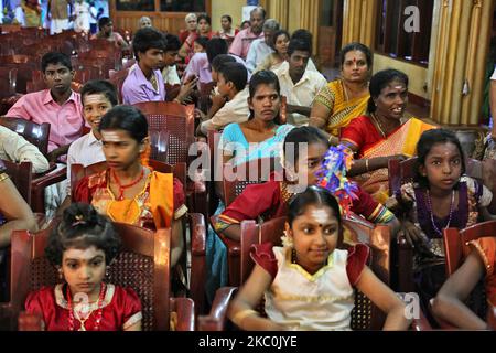 Les enfants tamouls attendent de se produire dans le cadre d'un programme culturel spécial mettant en vedette des enfants tamouls orphelins pendant la guerre civile à Jaffna, au Sri Lanka, au 12 août 2017. Ce n'est là qu'un des nombreux rappels des profondes cicatrices provoquées pendant la guerre civile de 26 ans entre l'armée sri-lankaise et les LTTE (Tigres de libération de l'Eelam tamoul). Les Nations Unies estiment qu'environ 40 000 personnes ont été tuées pendant la guerre. (Photo de Creative Touch Imaging Ltd./NurPhoto) Banque D'Images