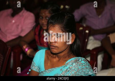 Une fille tamoule attend de se produire dans un programme culturel spécial mettant en vedette des enfants tamouls qui étaient orphelins pendant la guerre civile à Jaffna, au Sri Lanka, au 12 août 2017. Ce n'est là qu'un des nombreux rappels des profondes cicatrices provoquées pendant la guerre civile de 26 ans entre l'armée sri-lankaise et les LTTE (Tigres de libération de l'Eelam tamoul). Les Nations Unies estiment qu'environ 40 000 personnes ont été tuées pendant la guerre. (Photo de Creative Touch Imaging Ltd./NurPhoto) Banque D'Images