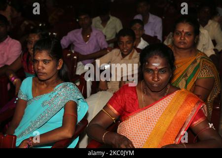 Les gens regardent les enfants tamouls orphelins pendant la guerre civile participer à un programme culturel spécial à Jaffna, au Sri Lanka, sur 12 août 2017. Ce n'est là qu'un des nombreux rappels des profondes cicatrices provoquées pendant la guerre civile de 26 ans entre l'armée sri-lankaise et les LTTE (Tigres de libération de l'Eelam tamoul). Les Nations Unies estiment qu'environ 40 000 personnes ont été tuées pendant la guerre. (Photo de Creative Touch Imaging Ltd./NurPhoto) Banque D'Images