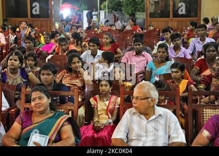 Les hindous tamouls observent que les enfants tamouls qui étaient orphelins pendant la guerre civile participent à un programme culturel spécial à Jaffna, au Sri Lanka, au 12 août 2017. Ce n'est là qu'un des nombreux rappels des profondes cicatrices provoquées pendant la guerre civile de 26 ans entre l'armée sri-lankaise et les LTTE (Tigres de libération de l'Eelam tamoul). Les Nations Unies estiment qu'environ 40 000 personnes ont été tuées pendant la guerre. (Photo de Creative Touch Imaging Ltd./NurPhoto) Banque D'Images