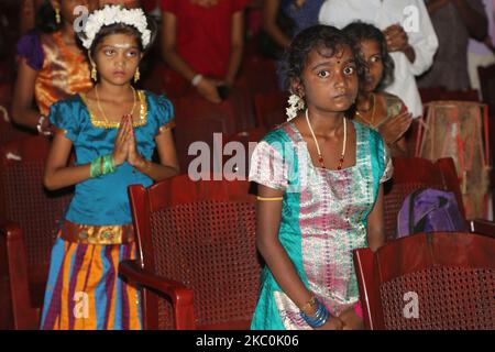 Les enfants tamouls qui étaient orphelins pendant la guerre civile prient pour tous ceux qui ont été tués lors d'un programme culturel à Jaffna, au Sri Lanka, sur 12 août 2017. Ce n'est là qu'un des nombreux rappels des profondes cicatrices provoquées pendant la guerre civile de 26 ans entre l'armée sri-lankaise et les LTTE (Tigres de libération de l'Eelam tamoul). Les Nations Unies estiment qu'environ 40 000 personnes ont été tuées pendant la guerre. (Photo de Creative Touch Imaging Ltd./NurPhoto) Banque D'Images